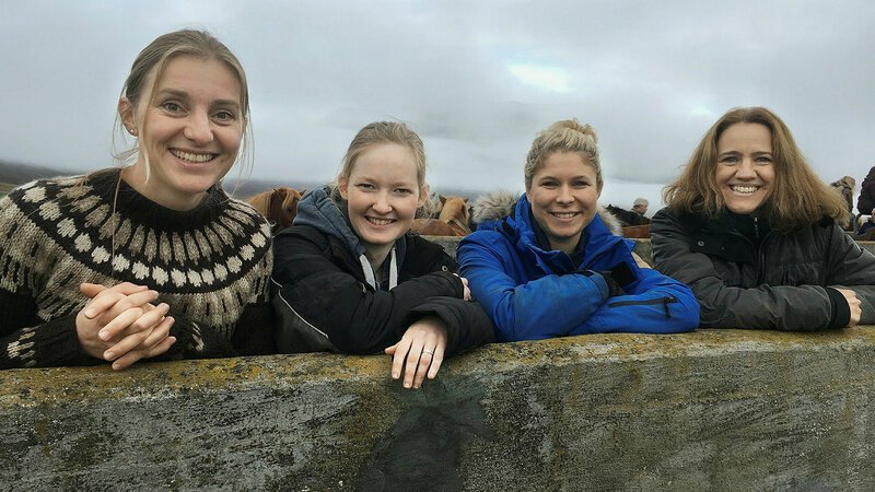 Ausgerechnet Island – Leben zwischen Fjorden und Vulkanen Die vier jungen Frauen haben ihr Glück in Island gefunden. SRF/​ZDF/​Tobias Ade – Bild: SRF2