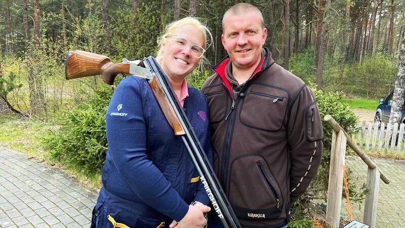 Julia Thomas leitet, mittlerweile zusammen mit ihrem Mann Markus, die zweitgrößte Jagdschule Deutschlands. Bekannt geworden durch das Flintenschießen, begann sie vor fünf Jahren Jagdschein-Anwärter auszubilden. – Bild: RTL Zwei