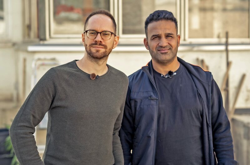 SWR Reporter Tobias Koch (li.) und Hasan Mahmoud (re.). stehen vor dem komplett entkernten Haus von Hasan Mahmoud. – Bild: SWR