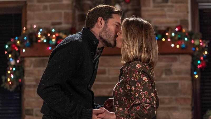 Travis (Tim Rozon) und Lauren (Candace Cameron Bure) kommen sich am Weihnachtsabend näher. – Bild: SUPER RTL