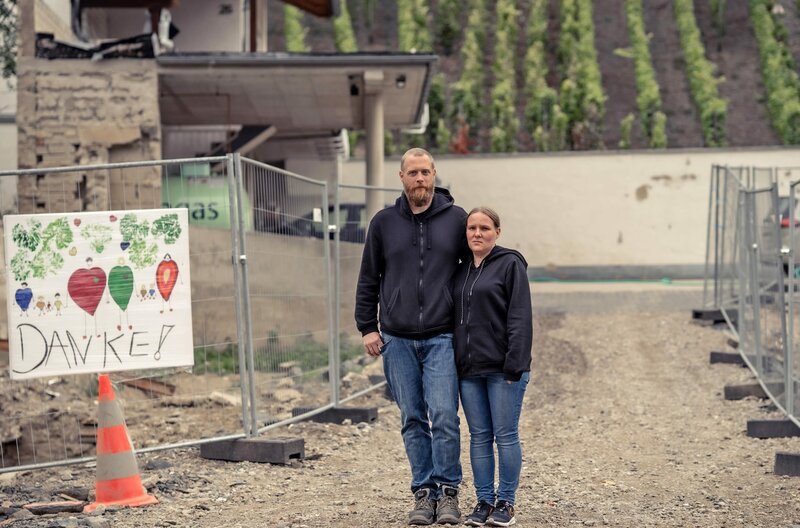 Das Haus von Familie Krämer steht nicht mehr, es wurde von der Flut komplett weggerissen. – Bild: SWR Das Haus von Familie Krämer steht nicht mehr, es wurde von der Flut komplett weggerissen. – Bild: SWR