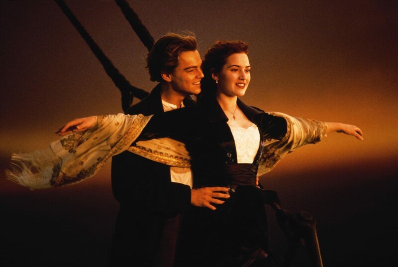 Endlich entschließt sich Rose (Kate Winslet), in Amerika mit Jack (Leonardo DiCaprio) von Bord zu gehen. Da passiert es: die Titanic kollidiert mit einem Eisberg und beginnt zu sinken. – Bild: RTL/​20th Century Fox