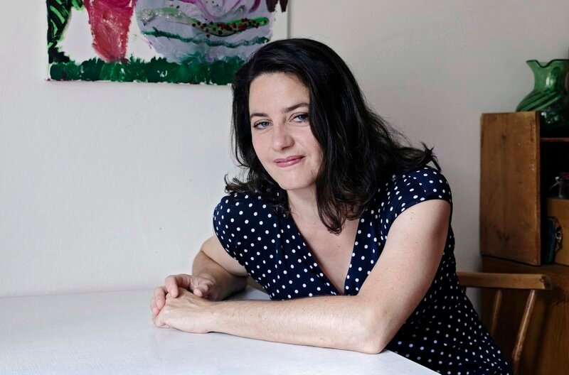 Portrait von Maria Hafner am Tisch. Weiteres Bildmaterial finden Sie unter www.br-foto.de. – Bild: Maria Hafner/​Gerald von Foris