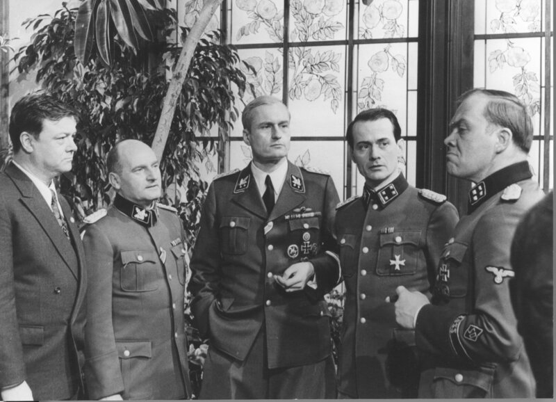 Von links: Luther (Hans Werner Bussinger), Müller (Friedrich G. Beckhaus), Heydrich (Dietrich Mattausch), Eichmann (Gerd Böckmann) und Lange (Martin Lüttke). – Bild: BR/​Foto Sessner