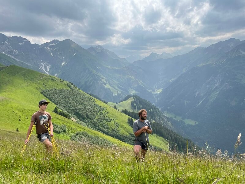 Viehhirte Patrick Schuster und Kleinhirte Roman Vogler auf der Alpe Einödsberg auf dem Grat. – Bild: 3sat Viehhirte Patrick Schuster und Kleinhirte Roman Vogler auf der Alpe Einödsberg auf dem Grat. – Bild: 3sat