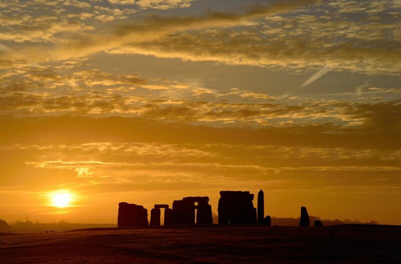 Mysterium Stonehenge – seit jeher wundern sich Menschen, wie die gigantische Steinkreisanlage im Süden Englands zustande kommen konnte. – Bild: Adam Stanford/​Aerial-Cam