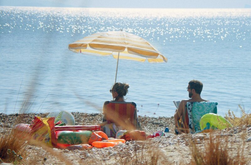 Eine griechische Familie macht Urlaub auf einer abgelegenen Insel im Mittelmeer und wird mit dem unerwarteten Ende der Welt konfrontiert … – Bild: Thodoris Michopoulos GSC