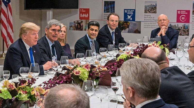 Dinner-Tafel mit Donald Trump, Prof. Klaus Schwab und Europas Wirtschaftselite beim Weltwirtschaftsforum in Davos 2018. – Bild: ZDF und HR/​SWR/​World Economic Forum 2018.