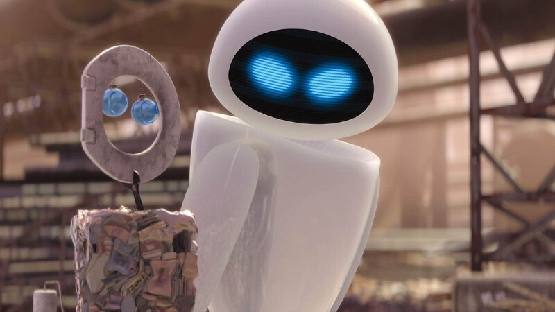 Roboter Eve betrachtet das Objekt, das WALL-E aus Müll für Eve gebaut hat. – Bild: RTL /​ © Disney/​Pixar Die Verwendung des Materials von RTL Deutschland ist nur zur redaktionellen Berichterstattung im Zusammenhang mit der Sendung unter Angabe der Credits/​Quellenangabe und Beachtung 