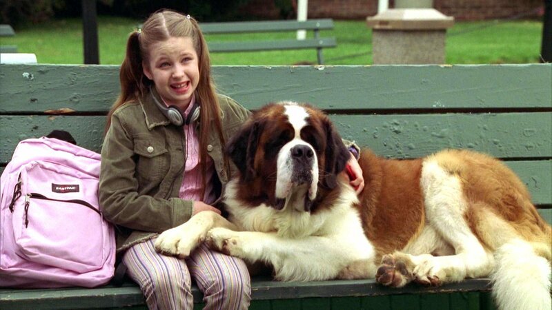 Sara (Daveigh Chase) und ihr Bernhardiner Beethoven verbringen den Sommer bei Sarahs Onkel Freddy in der Kleinstadt Quicksilver. Als Beethoven im Wald einen Hinweis auf einen verschollenen Schatz ausbuddelt versetzt er damit die ganze Stadt in Aufruhr. – Bild: RTL Zwei Sara (Daveigh Chase) und ihr Bernhardiner Beethoven verbringen den Sommer bei Sarahs Onkel Freddy in der Kleinstadt Quicksilver. Als Beethoven im Wald einen Hinweis auf einen verschollenen Schatz ausbuddelt versetzt er damit die ganze Stadt in Aufruhr. – Bild: RTL Zwei