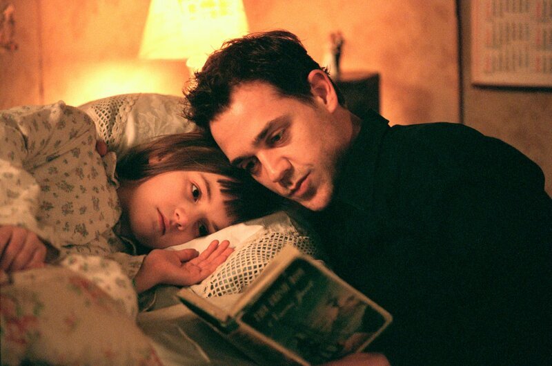 Wilbur (Jamie Sives) liest der kleinen Mary (lisa McKinlay) eine Gute-Nacht-Geschichte vor. – Bild: KINOWELT TV