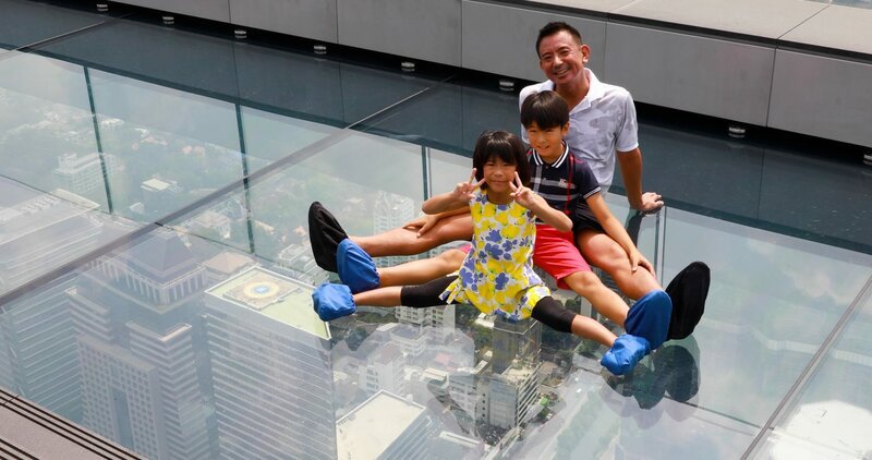 Bangkok von oben: der Glasboden des Hochhauses ist nicht Jedermannës Sache. – Bild: ZDF und © Clermont Fu./​© Clermont Fu