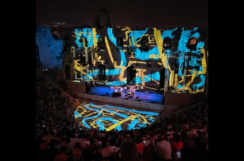 Die Brüder Brian und Roger Eno live in Athen: Die Fusion aus Akustik und Bild in Kombination mit der Atmosphäre der Akropolis ergibt ein ganz besonderes Konzertereignis. – Bild: Armida Film