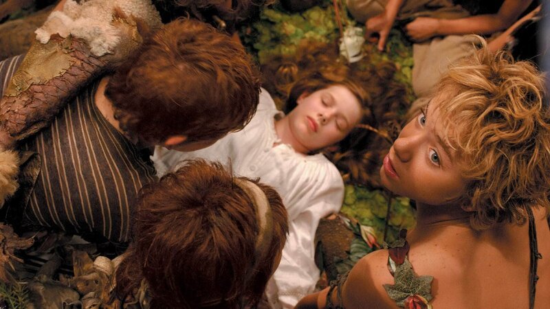 Peter Pan (Jeremy Sumpter, r.) Die Verwendung des sendungsbezogenen Materials ist nur mit dem Hinweis und Verlinkung auf TVNOW gestattet. – Bild: TVNOW/ © 2003 Columbia Pictures Industries Peter Pan (Jeremy Sumpter, r.) Die Verwendung des sendungsbezogenen Materials ist nur mit dem Hinweis und Verlinkung auf TVNOW gestattet. – Bild: TVNOW/ © 2003 Columbia Pictures Industries