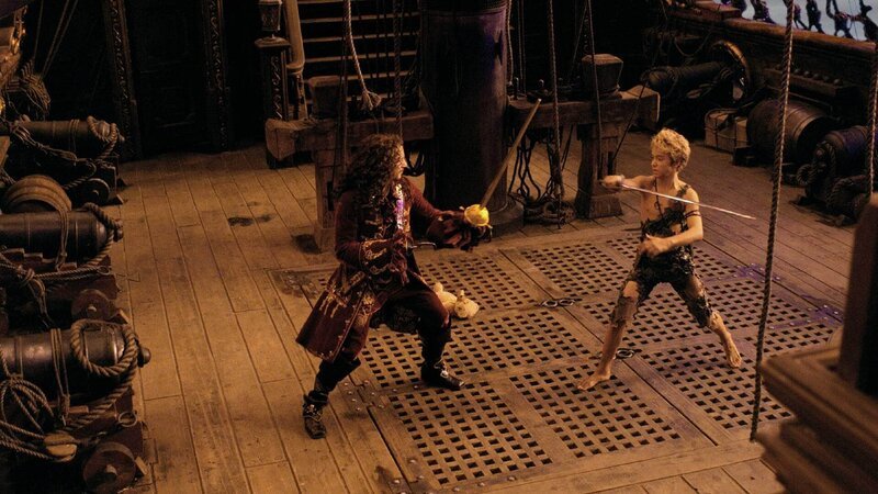 Captain Hook (Jason Isaacs, l.) und Peter Pan (Jeremy Sumpter) Die Verwendung des sendungsbezogenen Materials ist nur mit dem Hinweis und Verlinkung auf TVNOW gestattet. – Bild: TVNOW/​ © 2003 Columbia Pictures Industries