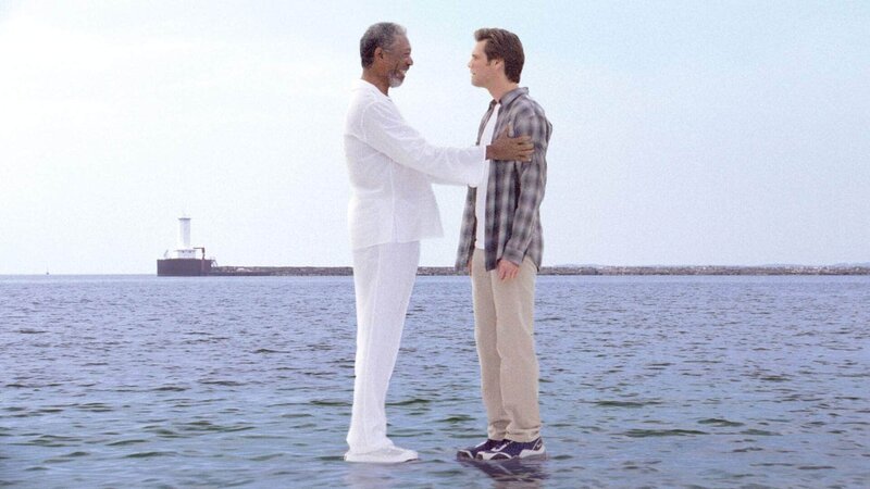 Langsam begreift Bruce Nolan (Jim Carrey, li.), dass er wirkich Gott (Morgan Freeman) persönlich vor sich hat. Warum sonst sollte ihn das Wasser der Eriesees tragen? – Bild: RTL /​ © 2003 Universal Studios