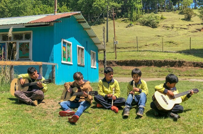 Noch eine Woche bis zum großen Konzert in der Stadt Villarica. Selbst in der Pause wird fleißig geübt. Alle hier wollen einmal Musiklehrer werden, so wie ihr Lehrer und Vorbild José Otaíza. – Bild: SWR Noch eine Woche bis zum großen Konzert in der Stadt Villarica. Selbst in der Pause wird fleißig geübt. Alle hier wollen einmal Musiklehrer werden, so wie ihr Lehrer und Vorbild José Otaíza. – Bild: SWR