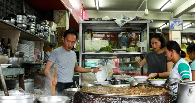 Thailändisches Streetfood. In der Stadt, die niemals schläft, sind die Suppenküchen Tag und Nacht geöffnet. – Bild: ZDF und © Clermont Fu./​© Clermont Fu