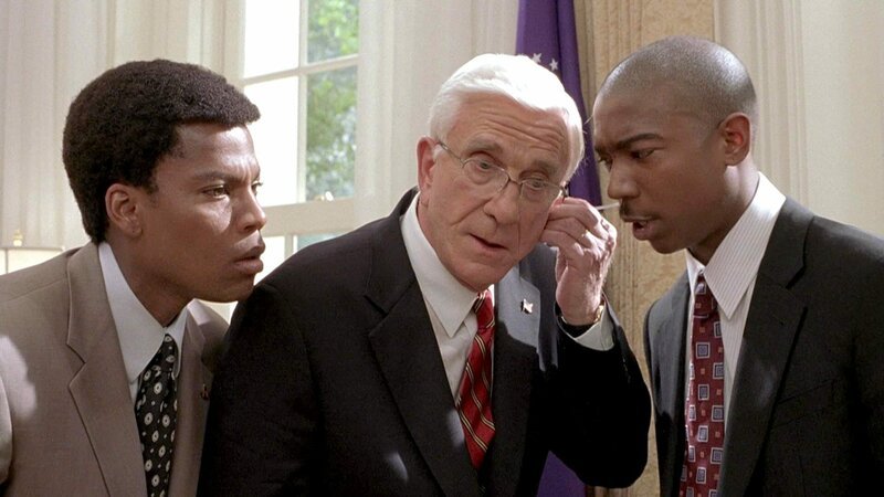 Präsident Baxter Harris (Leslie Nielsen, Mitte) mit Agent Thompson (Ja Rule, re.) und John Wilson (D.L. Hughley, li.) – Bild: RTL Zwei Präsident Baxter Harris (Leslie Nielsen, Mitte) mit Agent Thompson (Ja Rule, re.) und John Wilson (D.L. Hughley, li.) – Bild: RTL Zwei