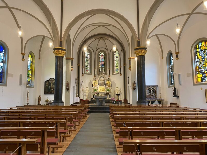 Der Sonntagsgottesdienst wird heute aus der Kirche Sankt Vincentius in Asperden ausgestrahlt. – Bild: ZDF und Anja Wonner.