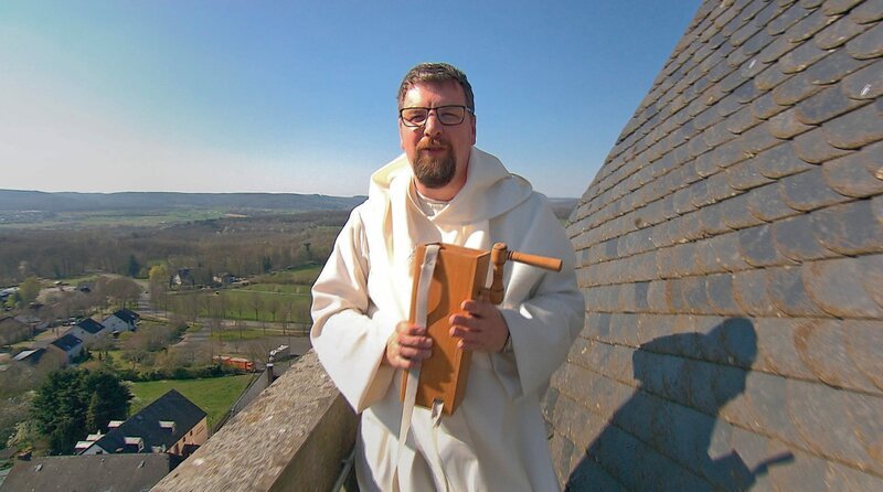 Pater Albert Seul aus Klausen entwickelt kreative Ideen für Online-Gottesdienste. – Bild: ZDF und SWR.