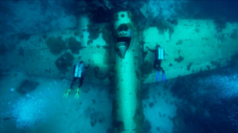 Der Unterwasserarchäologe Florian Huber untersucht ein japanisches Flugzeugwrack aus dem Zweiten Weltkrieg. – Bild: phoenix/​ZDF/​Florian Huber