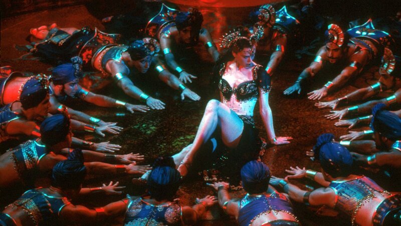 Satine (Nicole Kidman) ist der Star der Show im Moulin Rouge – Bild: RTL Zwei Satine (Nicole Kidman) ist der Star der Show im Moulin Rouge – Bild: RTL Zwei