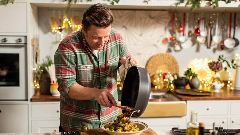 Jamie Oliver beweist in seinem Weihnachtsspezial „Jamies leichte Weihnachtsküche“, wie spielend leicht es ist, stressfreie und köstliche Festtagsgerichte für die ganze Familie zu kochen. Die Verwendung des sendungsbezogenen Materials ist nur mit dem Hinweis und Verlinkung auf TVNOW gestattet. – Bild: RTL /​ 2019_Jamie_Oliver_Enterprises_Ltd