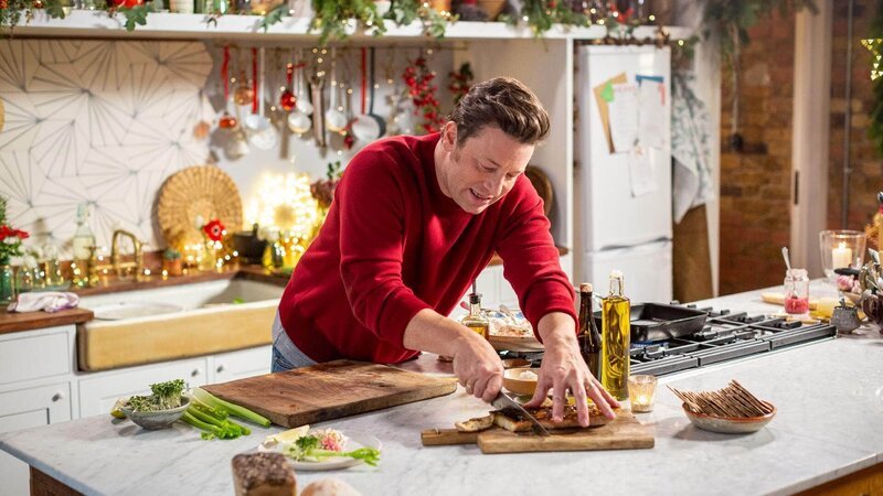 Jamie Oliver beweist in seinem Weihnachtsspezial „Jamies leichte Weihnachtsküche“, wie spielend leicht es ist, stressfreie und köstliche Festtagsgerichte für die ganze Familie zu kochen. Die Verwendung des sendungsbezogenen Materials ist nur mit dem Hinweis und Verlinkung auf TVNOW gestattet. – Bild: RTL /​ 2019_Jamie_Oliver_Enterprises_Ltd