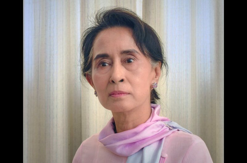 Seit März 2016 führt Aung San Suu Kyi (Mi.) ihr Land, das einen strategischen Platz in der Weltordnung einnimmt. – Bild: Bulitt Films /​ © Bulitt Films