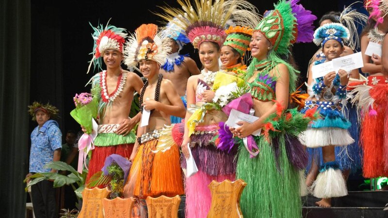 Einmal im Jahr findet auf den Cook Islands das berühmte Tanzfestival Te Mire Ura statt. Neben den atemberaubenden Tänzen sind auch die selbstgemachten Kostüme eine Augenweide. – Bild: RTL/​©  Medienkontor /​ Bettina Pohlmann