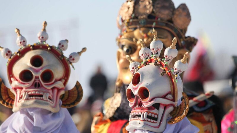 Das Eröffnungsritual der mongolischen Eisfischer. Die Verwendung des sendungsbezogenen Materials ist nur mit dem Hinweis und Verlinkung auf RTL+ gestattet. – Bild: RTL/ © Medienkontor / J. Michael Schumacher Das Eröffnungsritual der mongolischen Eisfischer. Die Verwendung des sendungsbezogenen Materials ist nur mit dem Hinweis und Verlinkung auf RTL+ gestattet. – Bild: RTL/ © Medienkontor / J. Michael Schumacher