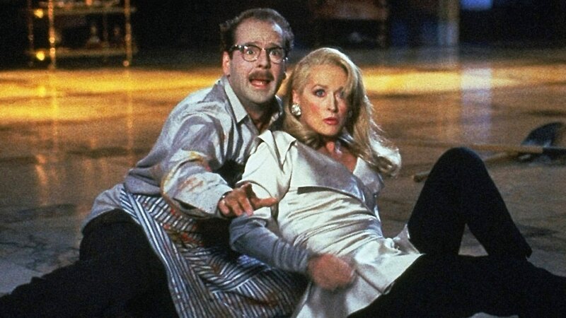 Ernest (Bruce Willis) und Madeline (Meryl Streep) sind schockiert, als Helen plötzlich mit einem riesigen Loch im Bauch vor ihr steht … Foto: © 1992 Universal Studios. All Rights Reserved. – Bild: 1992 Universal Studios