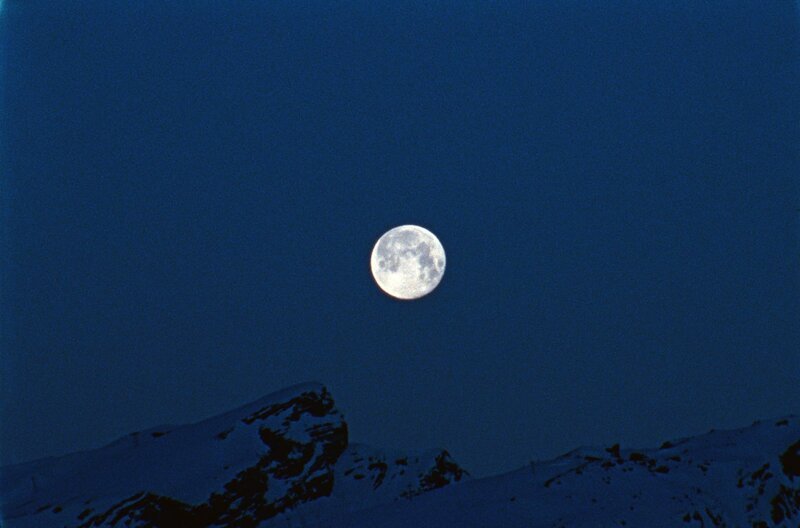 Auf jedem Kontinent und in jedem Land der Erde bewundern die Menschen den Mond er erhellt die Nacht und beflügelt seit jeher die menschliche Vorstellungskraft. – Bild: Inland Films
