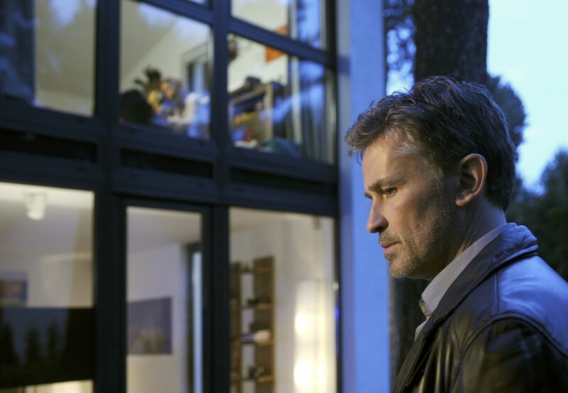 ARD AUS LIEBE ZU DIR, Deutschland 2012, Regie Udo Witte, am Freitag (09.11.12) um 20:15 Uhr im Ersten. Marc (Timothy Peach) macht sich Sorgen um Sophia. – Bild: „ARD Degeto/Aki Pfeiffer“ (S 2) ARD AUS LIEBE ZU DIR, Deutschland 2012, Regie Udo Witte, am Freitag (09.11.12) um 20:15 Uhr im Ersten. Marc (Timothy Peach) macht sich Sorgen um Sophia. – Bild: „ARD Degeto/Aki Pfeiffer“ (S 2)