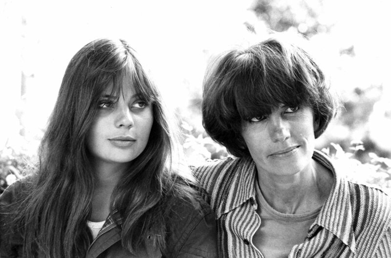 Schwarz-Weiß-Fotografie von Marie Trintignant mit ihrer Mutter Nadine im Jahr 1980 – Bild: Collection ChristopheL/​Etienne George
