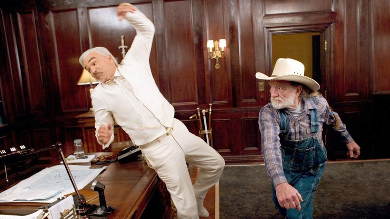 Boss Hogg (Burt Reynolds, li.) macht Bekanntschaft mit dem rechten Haken von Onkel Jesse (Willie Nelson, re.) – Bild: RTL Zwei Boss Hogg (Burt Reynolds, li.) macht Bekanntschaft mit dem rechten Haken von Onkel Jesse (Willie Nelson, re.) – Bild: RTL Zwei