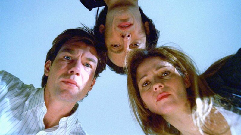 Die kennen wir doch! Von links: Woody (Jerry O’Connell), Nigel (Steve Valentine) und Jordan (Jill Hennessy) begutachten die frische Leiche einer Frau, die bereits vor sechs Jahren für tot erklärt wurde. – Bild: RTL /​ NBC Universal