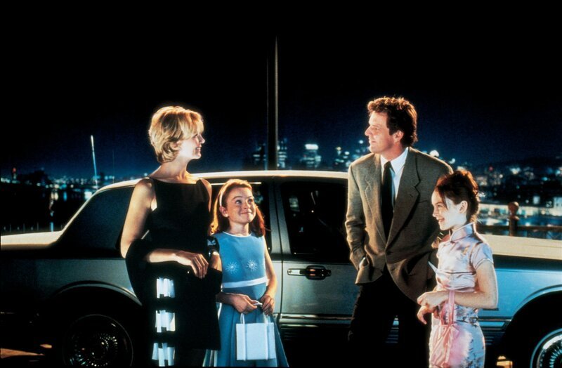Die Familie ist wieder vereint! Hallie und Annie (Lindsay Lohan in einer Doppelrolle) mit ihren Eltern Nick (Dennis Quaid) und Natasha (Elizabeth James). – Bild: Disney Channel