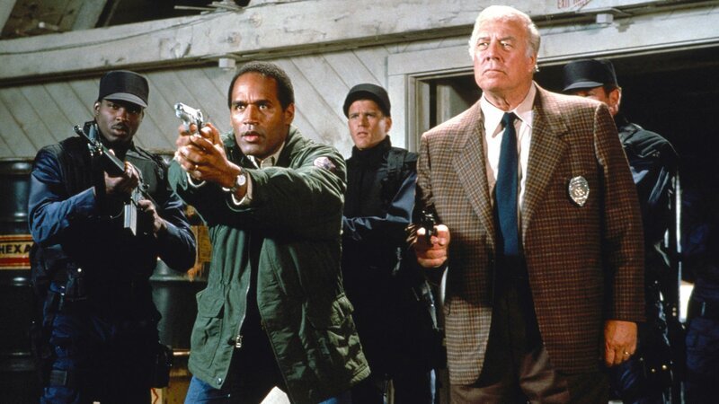 Nordberg (O.J. Simpson, 2.v.li.) und Captain Hocken (George Kennedy, re.) – Bild: TM ® & Copyright © 2003 by Paramount Pictures All Rights Reserved. TM ® & Copyright © 2003 by Paramount Pictures All Rights Reserved.