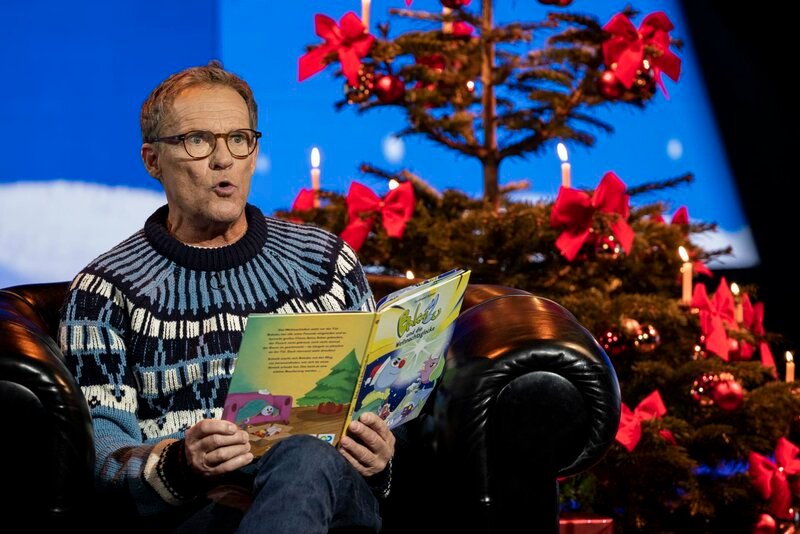 Christian Tramitz liest „Bakabu und die Weihnachtsglocke“ – Bild: ServusTV /​ Manuel Seeger