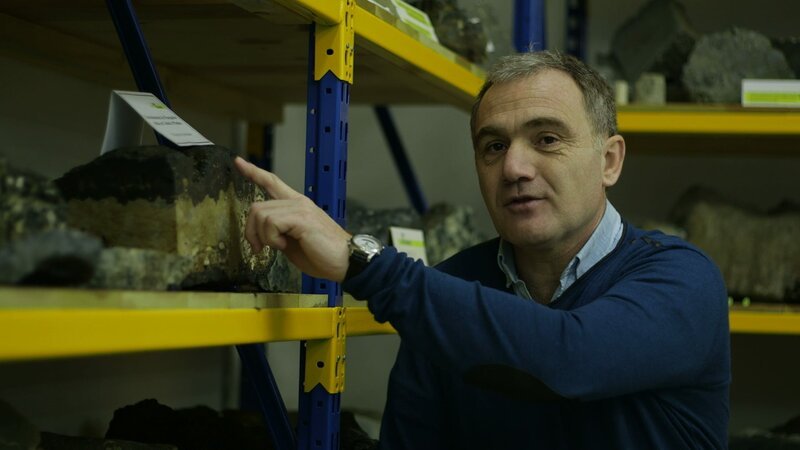 Geologe Benoit Loubrieu vom französischen Meeresinstitut Ifremer erklärt den «Vaterschaftstest» für Meeresböden. – Bild: ZDF und Robert Cöllen. Geologe Benoit Loubrieu vom französischen Meeresinstitut Ifremer erklärt den «Vaterschaftstest» für Meeresböden. – Bild: ZDF und Robert Cöllen.