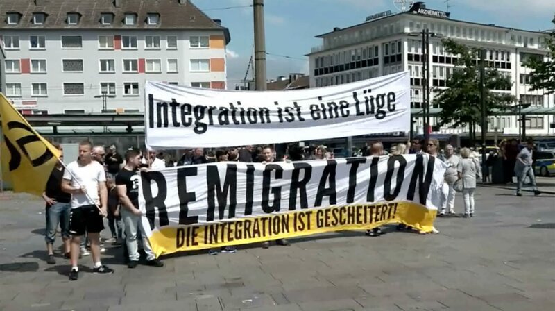 Die Identitäre Bewegung Deutschland ist international vernetzt. Edwin Hintsteiner, Gründungsmitglied aus Österreich bei einer Demo in Bonn gegen den Flüchtlingspakt. – Bild: ZDF und SWR/​ffframework-tv.