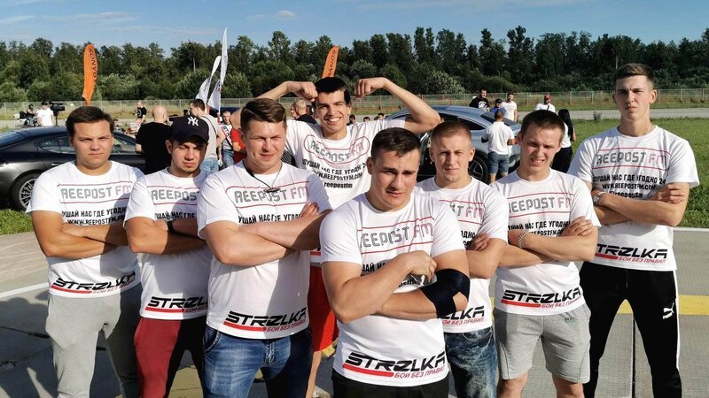 Andrej „Skobar“ und seine Freunde aus dem Sportclub – alle nehmen regelmäßig an den Turnieren von „Strelka“ teil. Diese „Fight Clubs“ kennen viele aus dem gleichnamigen Hollywoodklassiker. In Russlands Arbeiterbezirken finden solche Straßenkämpfe regelmäßig statt. Bei der sogenannten „Strelka“-Meisterschaft gibt es keine Regeln. Dabei heißt es nur Mann gegen Mann – oder Frau gegen Frau. – Bild: RTL /​ Niko Karasek Die Verwendung des Materials von RTL Deutschland ist nur zur redaktionellen Berichterstattung im Zusammenhang mit der Sendung unter Angabe der Credits/​Quellenangabe und Beachtung de