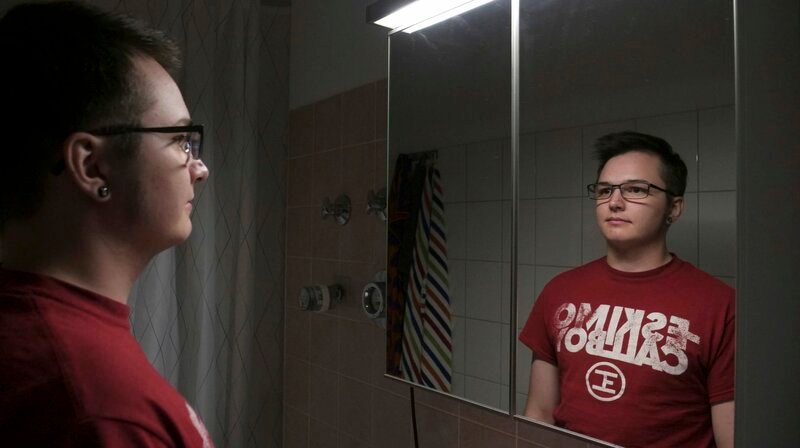 Robin ist non-binär bzw. agender. Bitte keine Pronomen für die Bilder nutzen, Robin nutzt keine Pronomen, weil sie für Robin falsch sind. – Bild: HR/Silke Kujas Robin ist non-binär bzw. agender. Bitte keine Pronomen für die Bilder nutzen, Robin nutzt keine Pronomen, weil sie für Robin falsch sind. – Bild: HR/Silke Kujas
