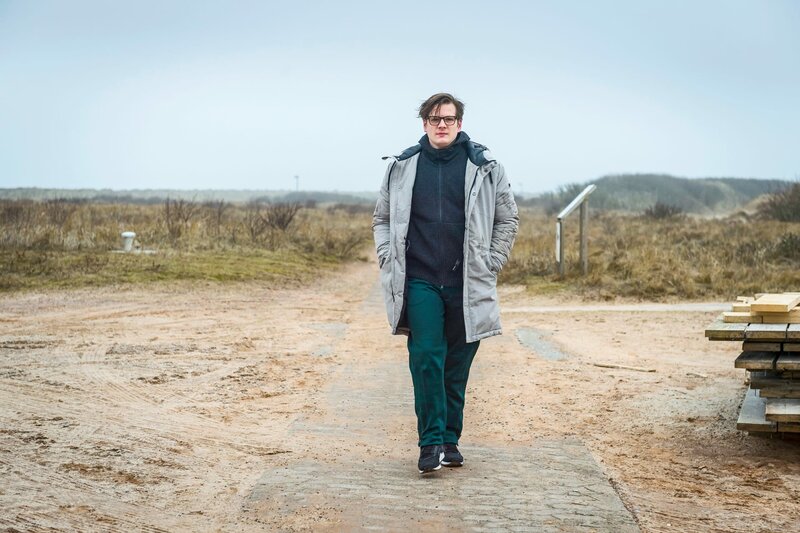 Abgeschnitten – Bild: ORF/​Pro7/​© 2018 Ziegler Film /​ Syrreal Entertainment /​ Warner Bros./​Stephen Rabold