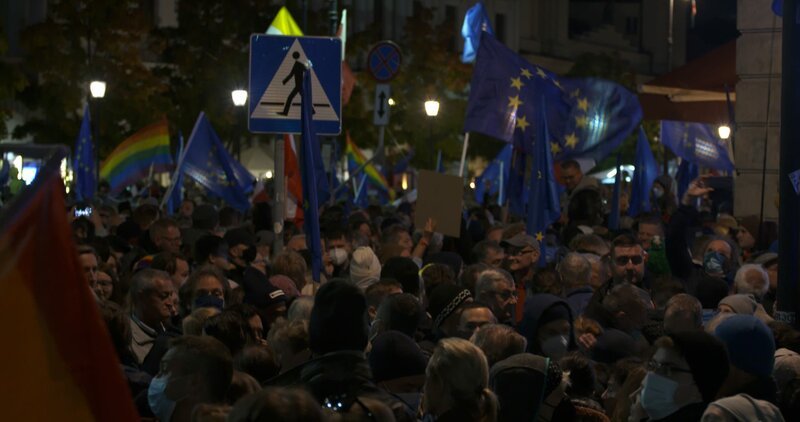 Wir bleiben in Europa! Über hunderttausend Menschen protestieren in ganz Polen für den Verbleib ihres Landes in der Europäischen Union am 10. Oktober 2021. – Bild: ZDF und Michal Zuberek./​Michal Zuberek