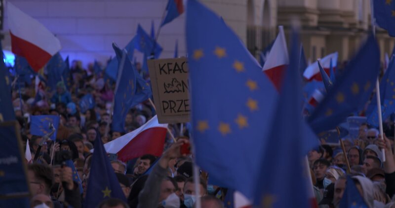 Wir bleiben in Europa! Über hunderttausend Menschen protestieren in ganz Polen für den Verbleib ihres Landes in der Europäischen Union am 10. Oktober 2021. – Bild: ZDF und Michal Zuberek./Michal Zuberek Wir bleiben in Europa! Über hunderttausend Menschen protestieren in ganz Polen für den Verbleib ihres Landes in der Europäischen Union am 10. Oktober 2021. – Bild: ZDF und Michal Zuberek./Michal Zuberek
