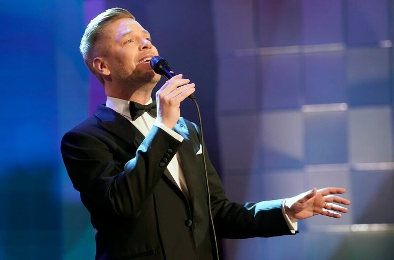 Musikeinlage von Tom Gaebel beim Deutschen Hörbuchpreis 2019 – Bild: ZDF und WDR/​Annika Fußwinkel.