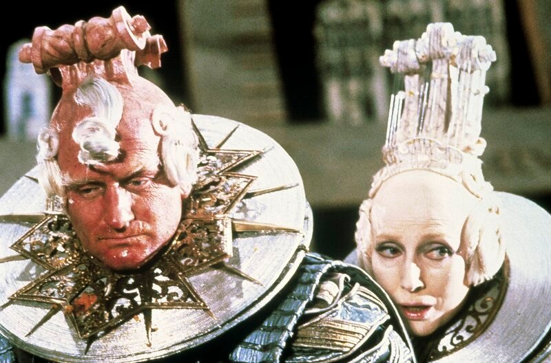 Der König des Mondes (Robin Williams) kann seinen Kopf vom Körper trennen. Sein Kopf liebt die geistigen Dinge – sein Körper liebt besonders die Königin (Valentina Cortese). – Bild: MDR/​Columbia Pictures Industries